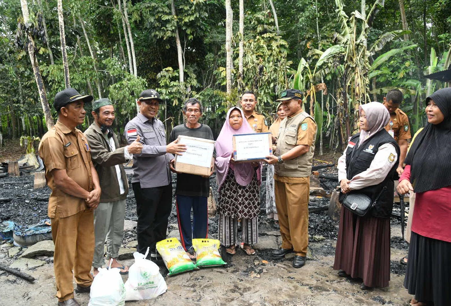 Salurkan Bantuan Logistik, Wabup Bengkalis Tinjau Korban Kebakaran Rumah di Deluk