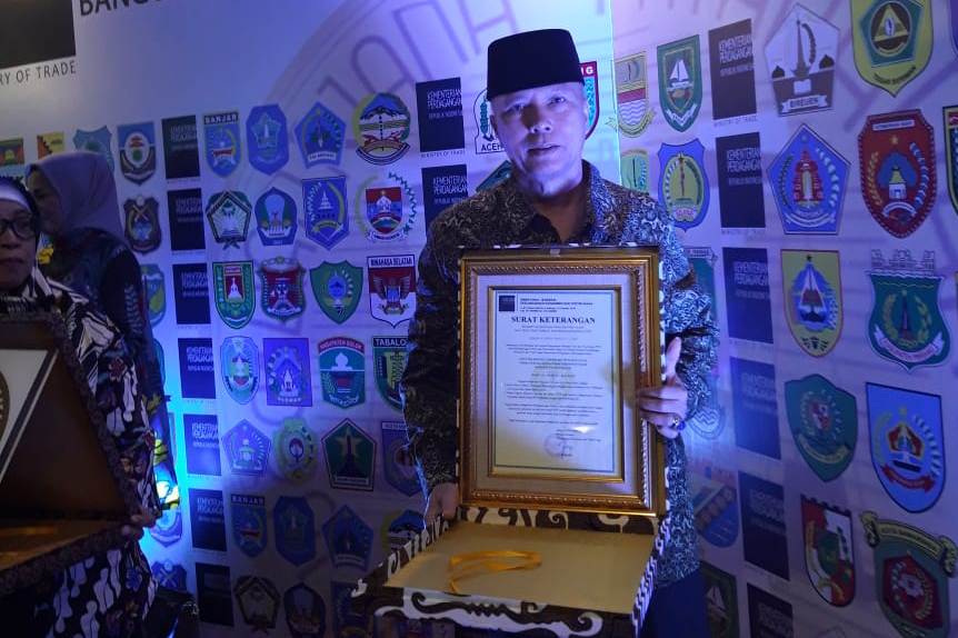 Hari Ini Bupati Amril Mukminin Terima 2 Penghargaan dari Mendag Enggartiasto Lukita di Bandung