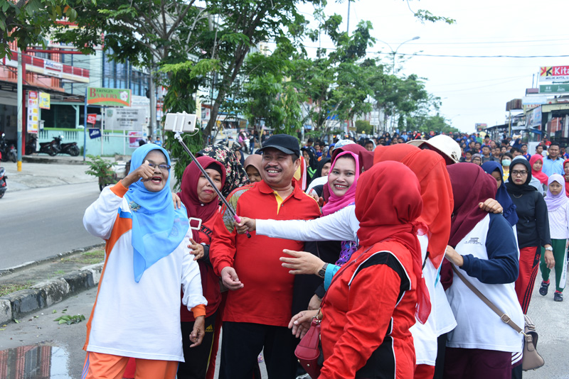 Ikuti Gerak Jalan Santai Milad ke-106 Muhammadiyah, Bupati Amril Kebanjiran Permintaan Selfie