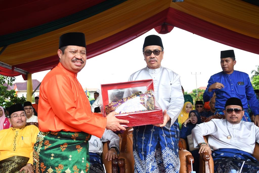 Bupati Amril Serahkan Tanjak dan Miniatur Lancang Kuning Kepada Gubri H Syamsuar