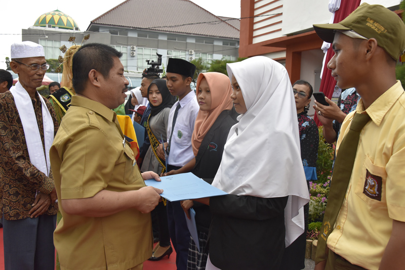 Bupati Bengkalis Serahkan Penghargaan