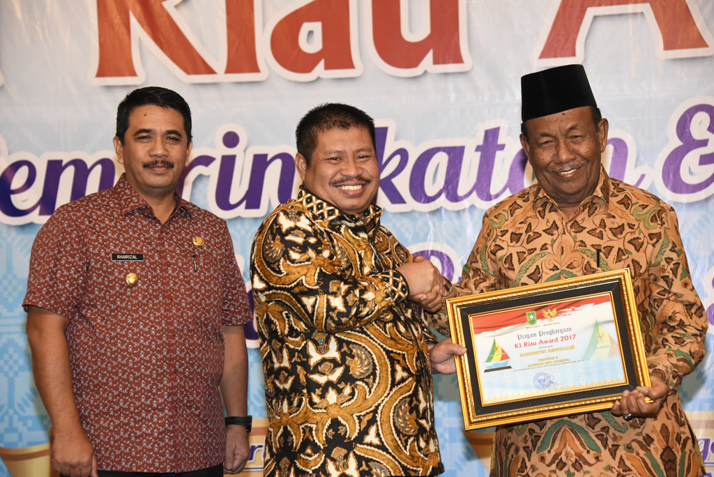 Mantap, Bupati Amril Terima Penghargaan KI Award Riau 2017