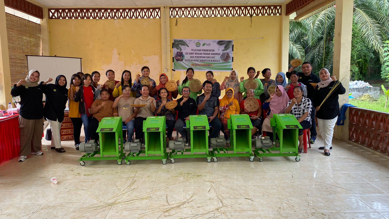 Tim BPDLH Fisip Unri Latih Perempuan Akit Manfaatkan Lidi Sawit Jadi Produk Handmade