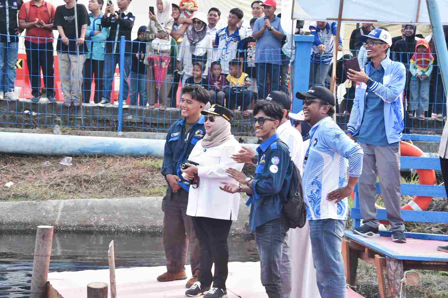 Berikan Semangat Kontes Kapal Indonesia 2026, Bupati Kasmarni Saksikan Langsung Penampilan Tim Polbeng