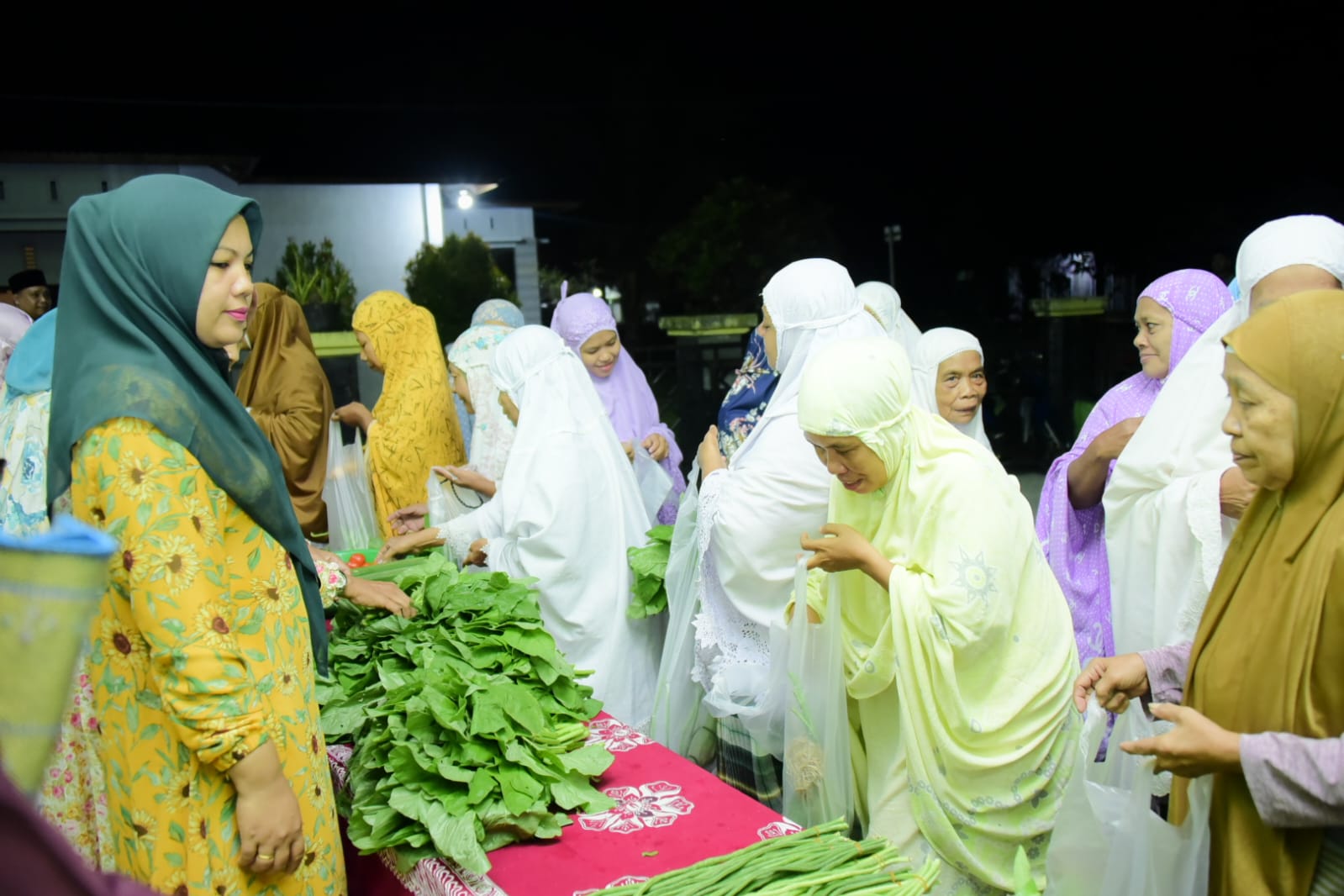 Dharma Wanita Dinas Perkebunan Bagikan Sayur Gratis Bagi Jemaah Sholat Subuh 