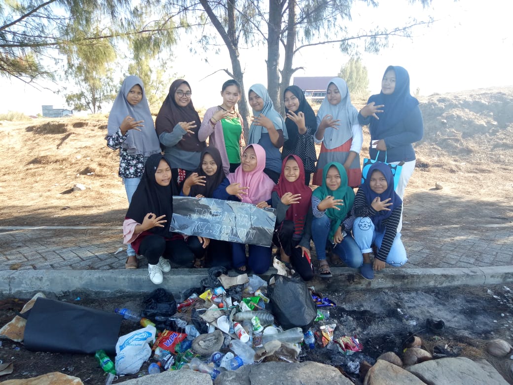 Peringati HSN, Fankebtan Bersih-Bersih Sampah di Pelabuhan