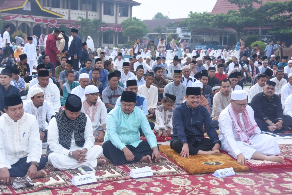 Bupati Amril Mukminin dan Keluarga Shalat Idul Adha 1440 H di Halaman Kantor Camat Mandau