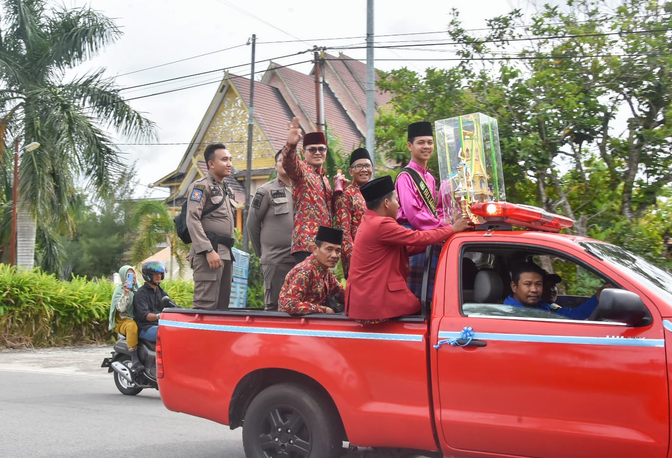 Bawa Pulang Piala Juara Umum, Kafilah Kabupaten Bengkalis Konvoi Keliling Kota