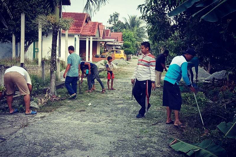  Pupuk Kebersamaan dan Bersihkan Lingkungan, Warga RT 01/RW 05 Senggoro Adakan Gotong Royong
