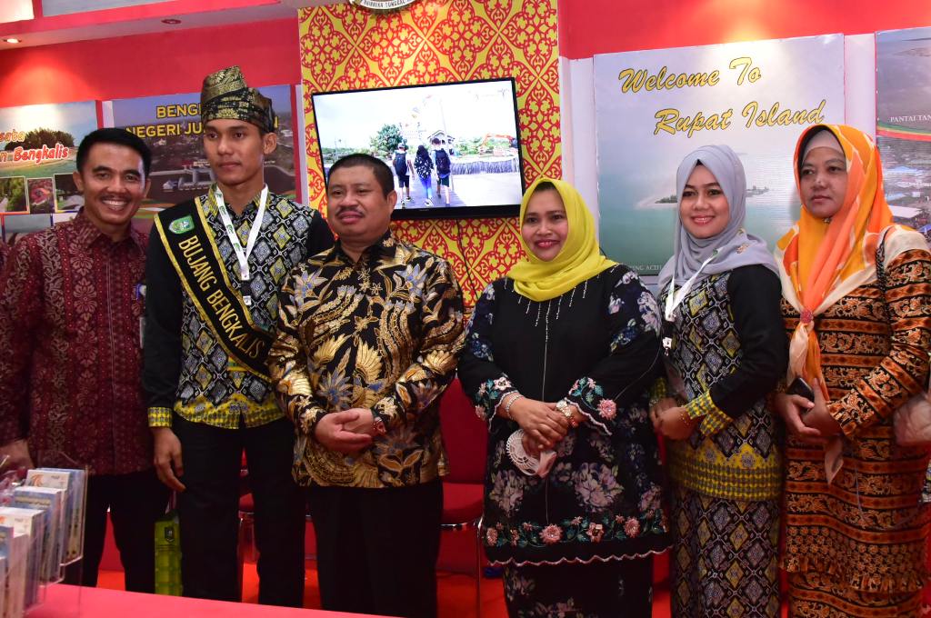 Bupati Amril Mukminin: “Layani Pengunjung Riau Expo 2019 dengan Ramah dan Senyum”