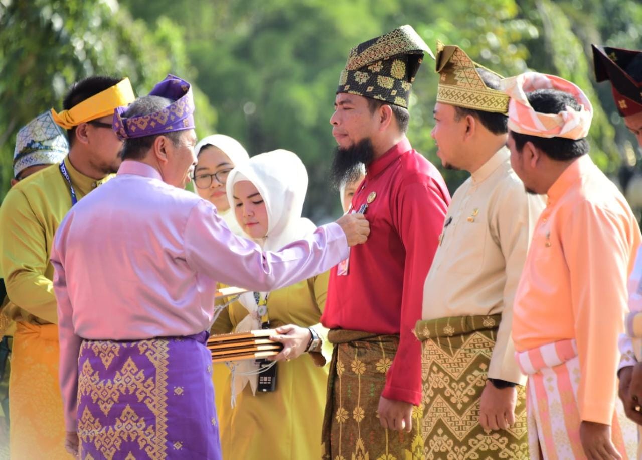 HUT ke-66 Provinsi Riau, Bupati Kasmarni Terima Anugerah Lencana Wira Bangun Desa dari Gubri