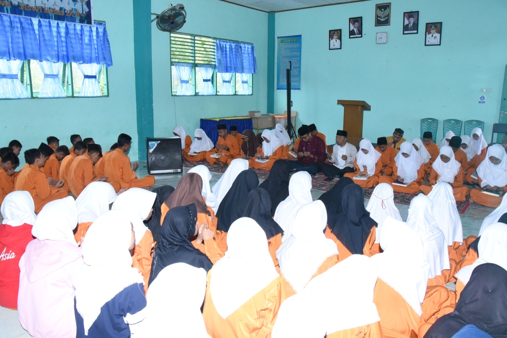 SMP N 1 Selatbaru Gelar Khatam Quran dan Tausyiah Agama