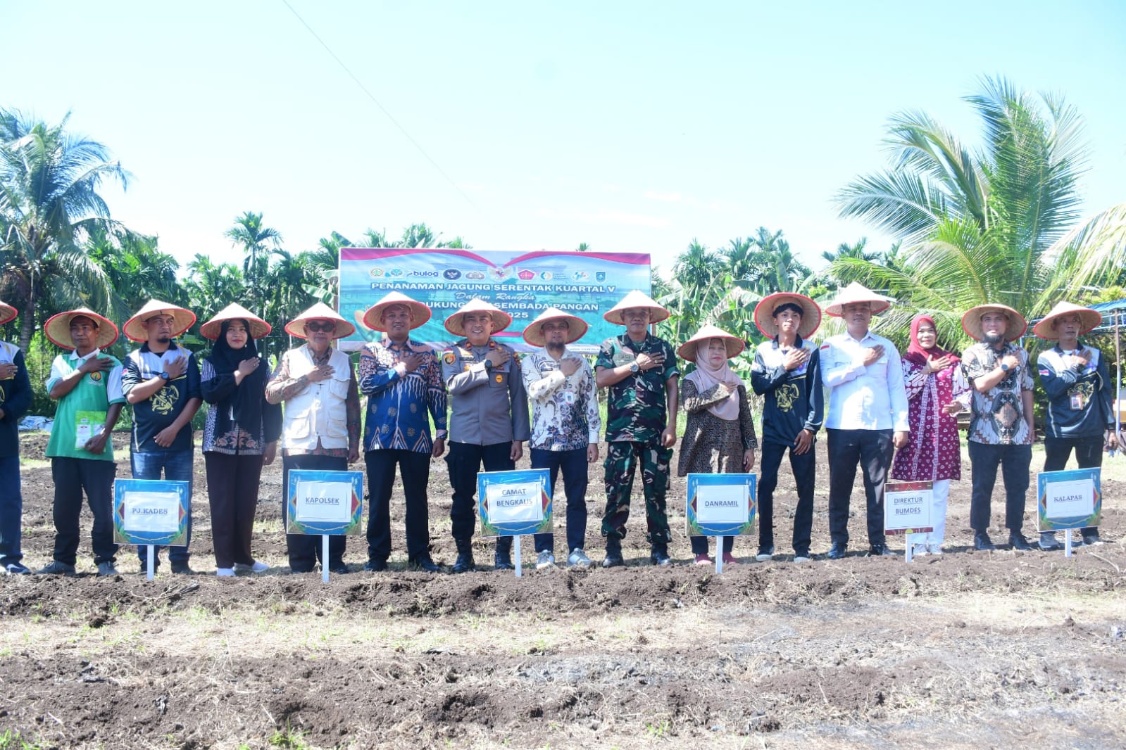 Penanaman Jagung Serentak Kuartal V di Desa Senggoro, Sinergi Polri, Pemerintah, dan Masyarakat Dukung Swasembada Pangan 2025