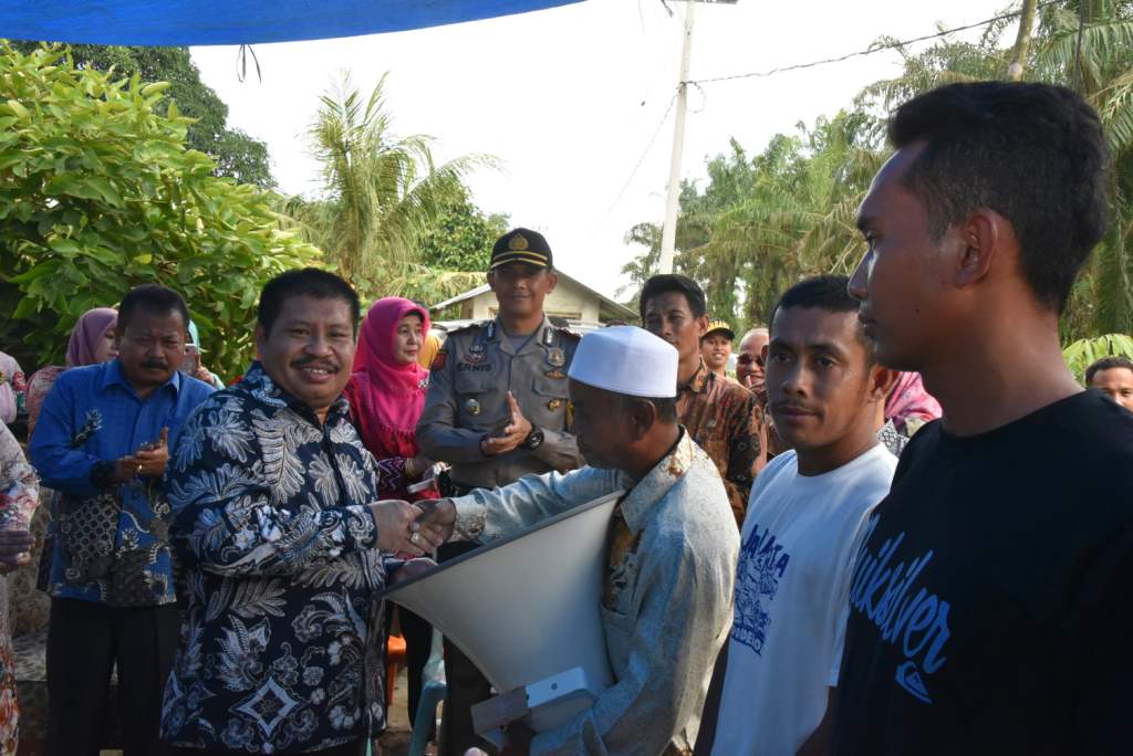 Bupati Amril Serahkan Bantuan Korban Kebakaran di Pingir dan Talang Muandau