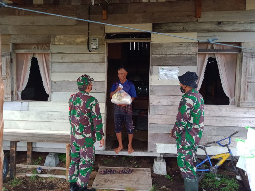 Berkah Jumat, Jajaran Kodim Bengkalis Berbagi Sembako di Desa Bantan Tua