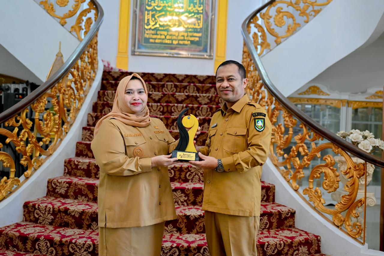 Wabup Bengkalis Serahkan Penghargaan Nasional kepada Bupati di Wisma Sri Mahkota