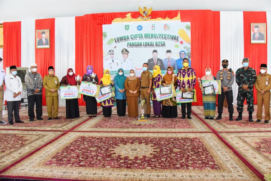 Kasmarni Serahkan Bantuan Kelompok Tani dan Hadiah Pemenag Lomba B2SA