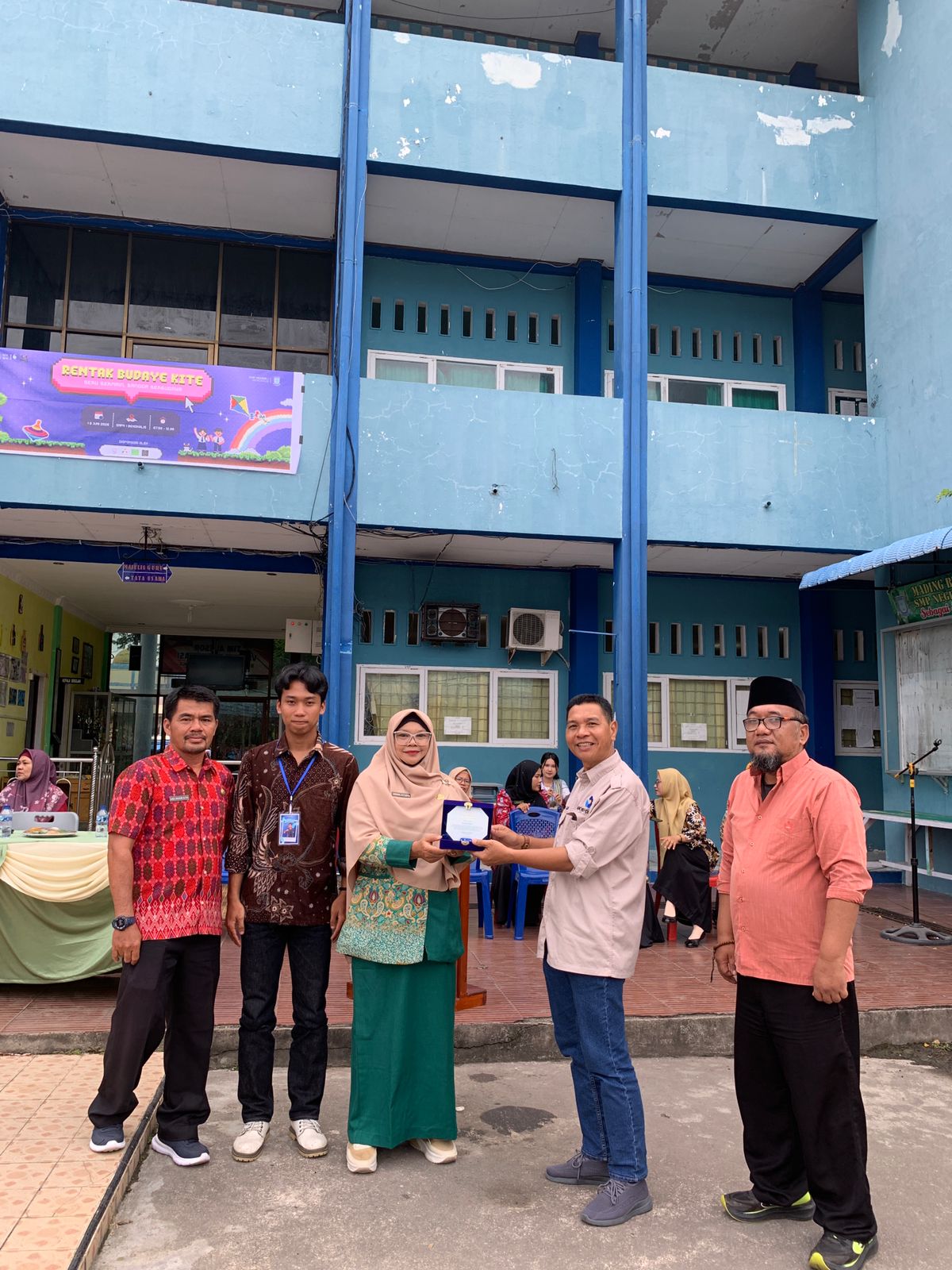 Kepala SMPN 1 Bengkalis Buka Projek MKWK Kelompok 16 Polbeng, Angkat Tema Pelestarian Permainan Rakyat Melayu