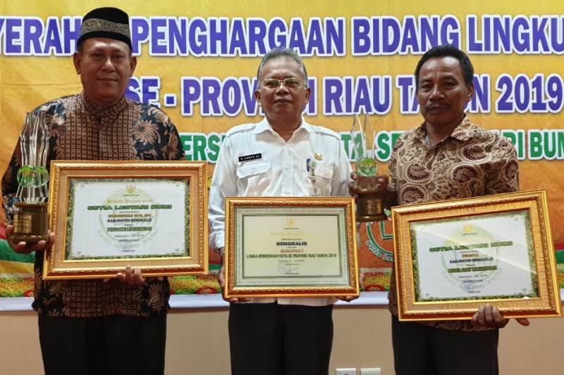 Dua Pengabdi dan Penyelamatan LH dari Kabupaten Bengkalis Terima Penghargaan “Setia Lestari Bumi”