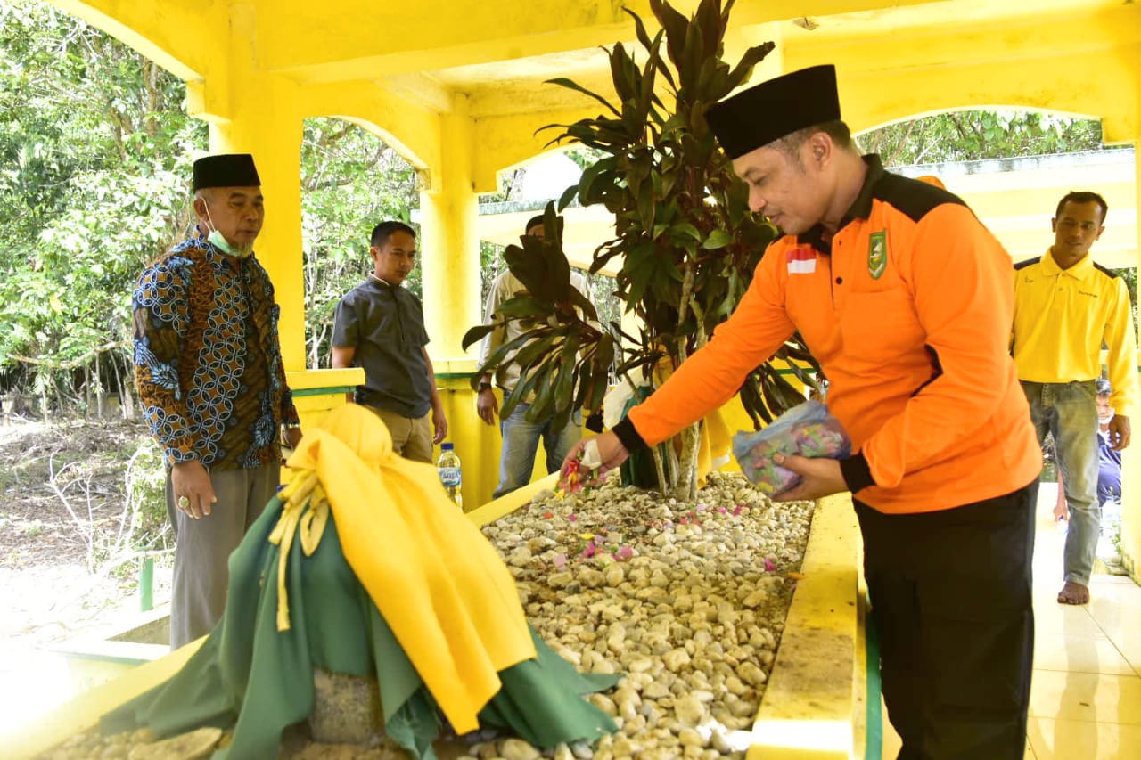 Wabup Ziarahi Makam Datuk Laksmana dan Silaturahmi Dengan Masyarakat Bukit Lengkung