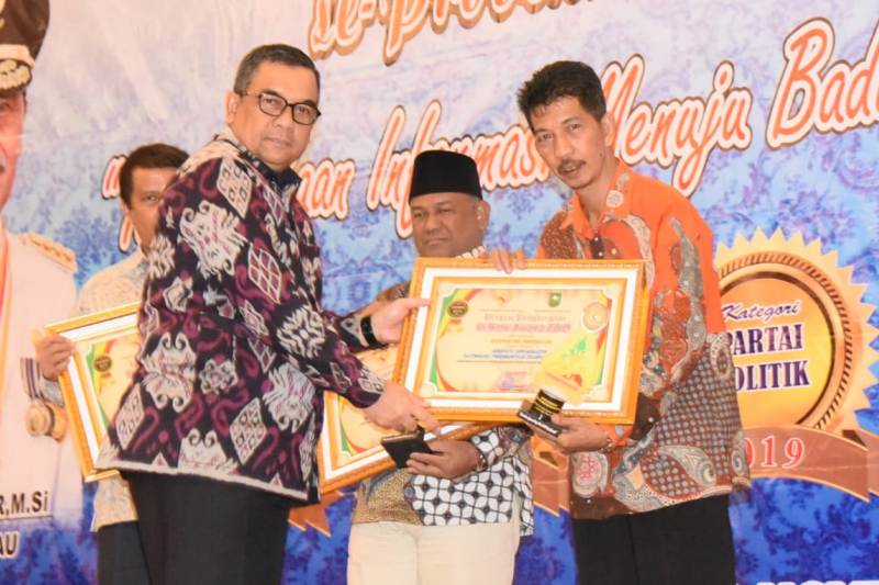 Bengkalis Terima Anugerah Kualisifikasi Pemerintah Daerah Menuju Informatif dari KI Riau