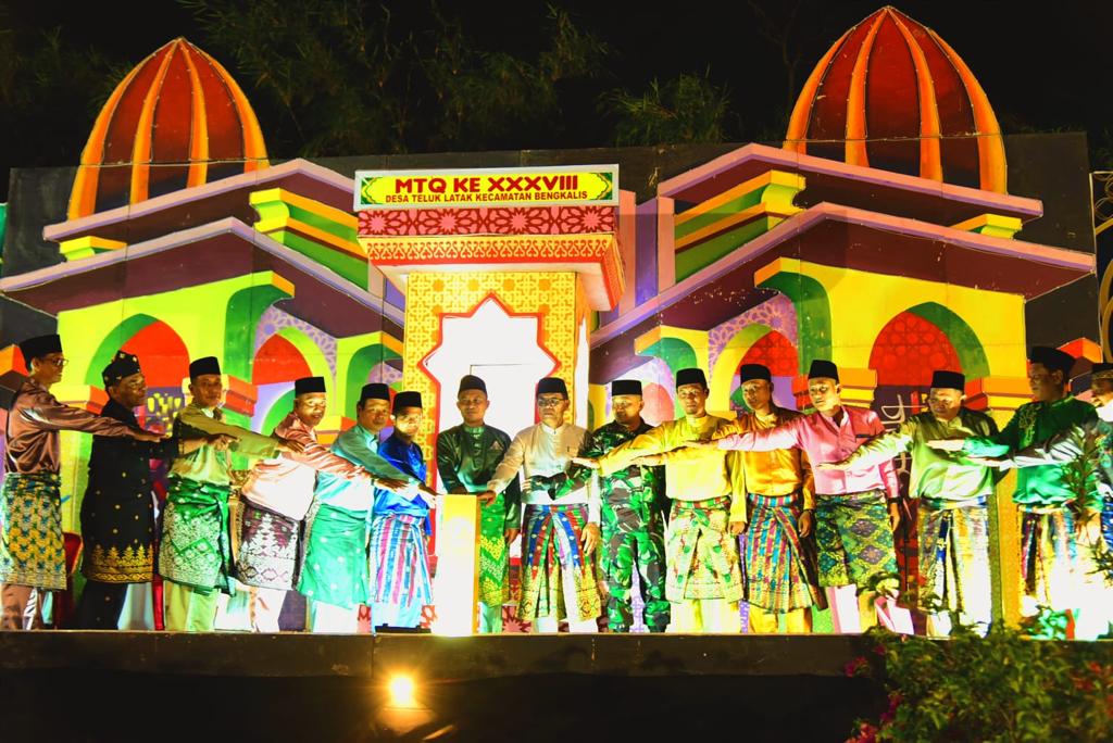 Wabup Bagus Santoso Buka MTQ Desa Teluk Latak dengan Pantun Cinta Al Qur’an