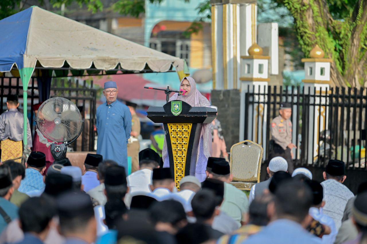 Bersama Keluarga, Bupati Kasmarni Shalat Idul Adha di Halaman Kantor Camat Mandau 