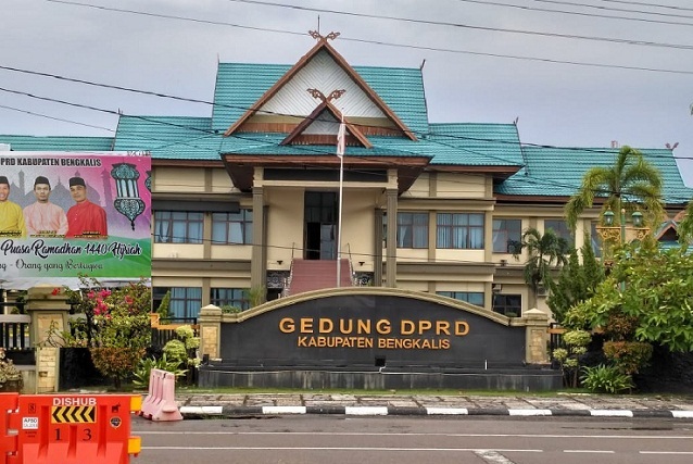 16 September 2019, Gedung DPRD dan Jalan Antara, Bakal Penuh Papan Ucapan Selamat