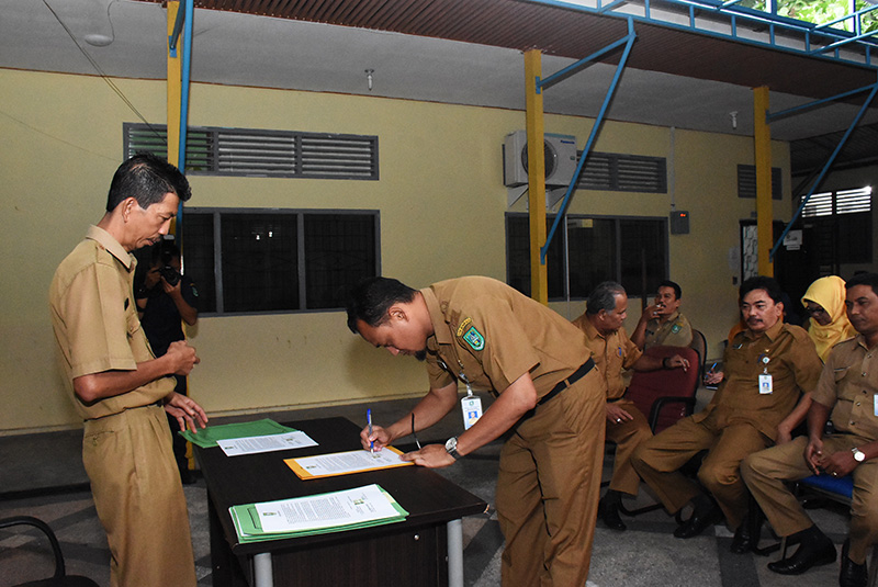 Tindaklanjuti Instruksi Bupati, Pegawai Diskominfotik Lakukan Penandatanganan Pakta Integritas