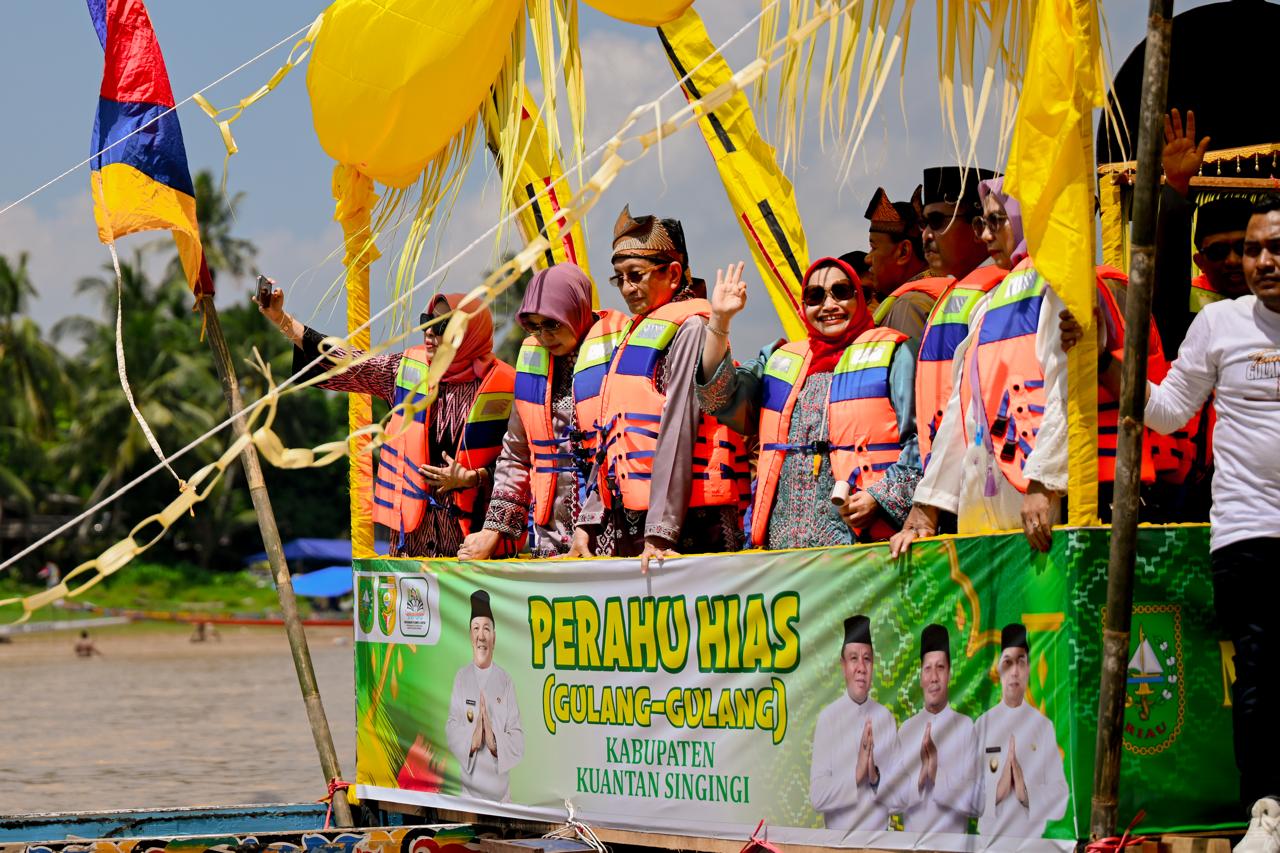 Pawai Perahu Hias di Kuansing, Bupati Kasmarni Turut Saksikan Perahu Begandong Bengkalis 