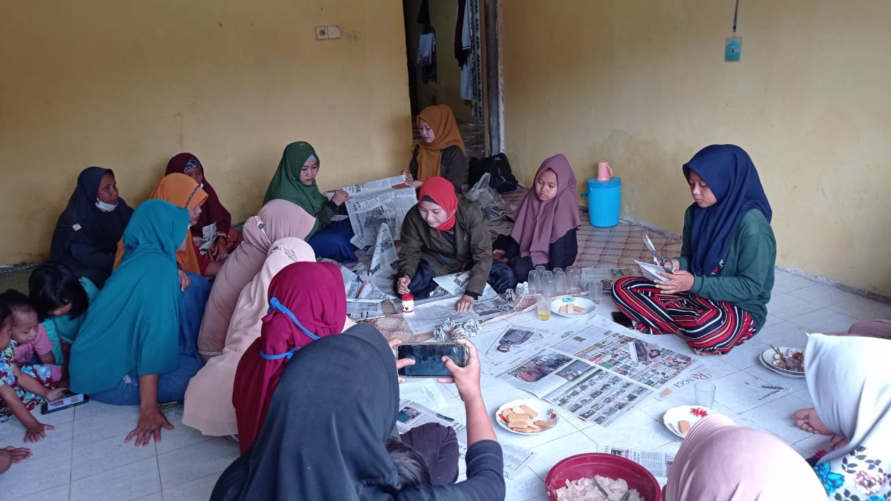 Tim KKM STIE Syari'ah Bengkalis di Desa Kemuning Muda Ubah Koran Bekas Jadi Bernilai
