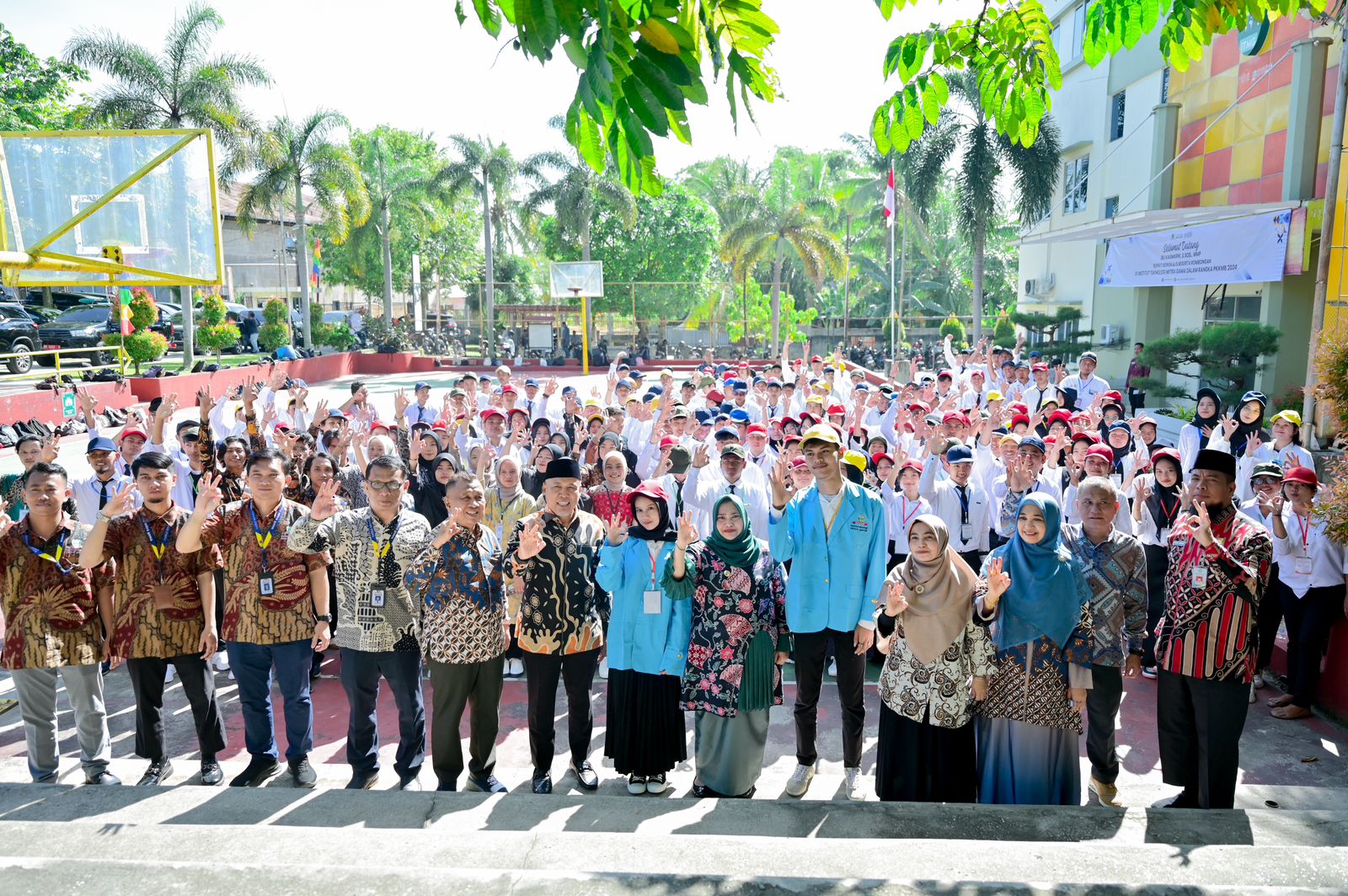 Hadiri PKKMB ITMG, Bupati Kasmarni Yang Pertama Mengunjungi