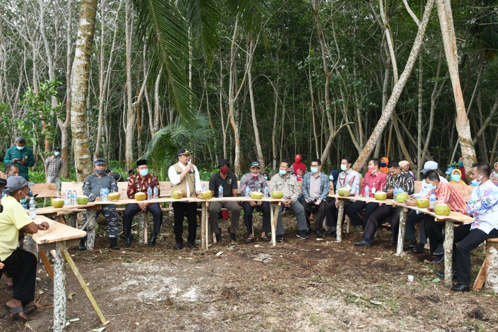 Pj Bupati Bengkalis Kunjungi dan Diskusi Di Pantai Tanaman Mangrove Desa Muntai Barat