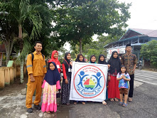 Sebelum Buka Bersama, Forum Anak Kecamatan Bantan Bagi-bagi Juadah ke Pengguna Jalan