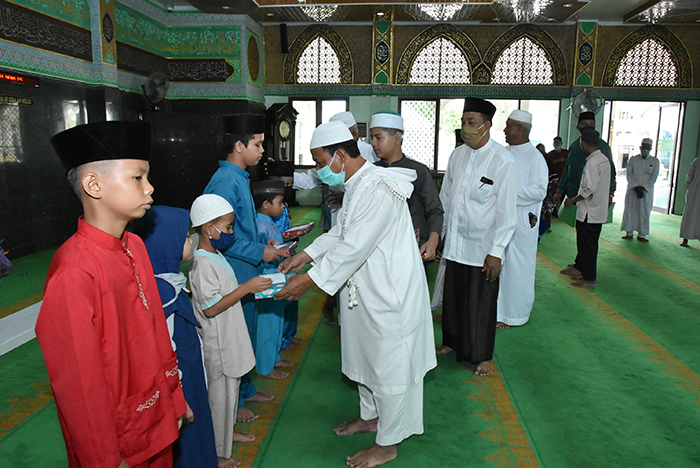 Ketua Umum Masjid Agung Istiqomah Salurkan Infaq Anak Yatim