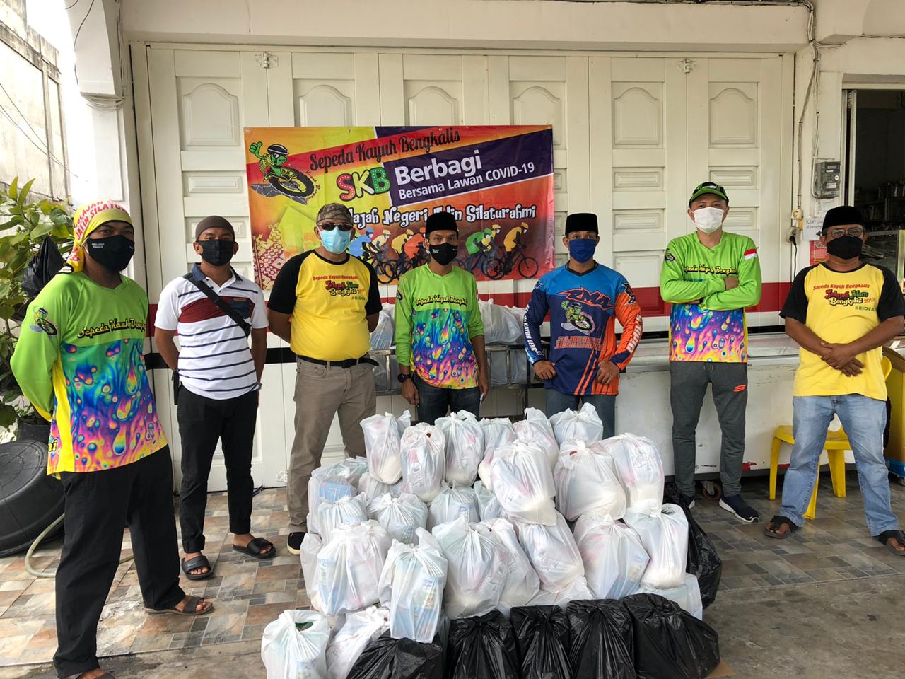 Aksi Peduli, Komunitas SKB Salurkan 100 Paket Bahan Kebutuhan dan 300 Masker Bagi Warga Kurang Mampu