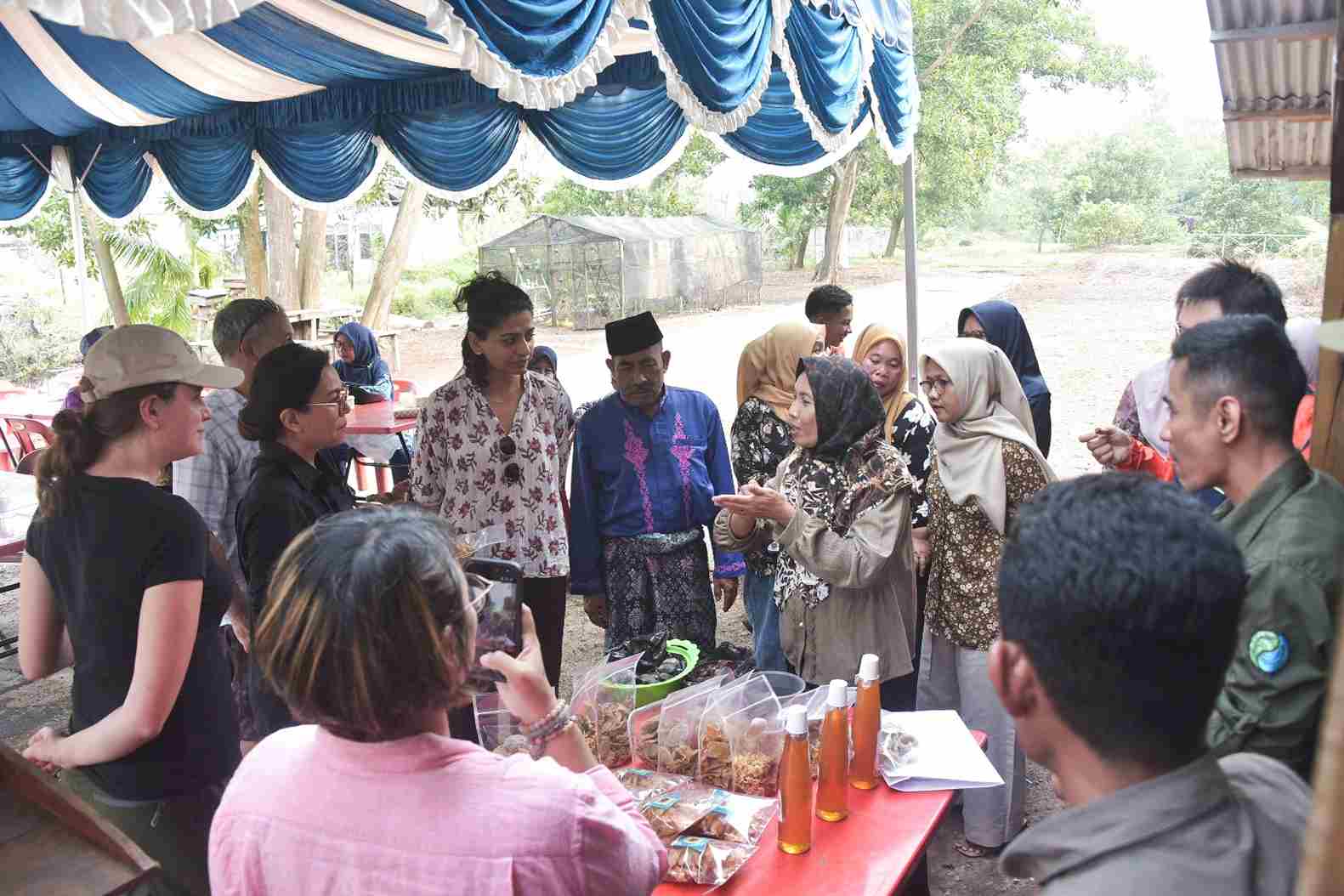 Monev di Desa Teluk Pampang, YKAN Dorong Masyarakat Pesisir Kembangkan Olahan Biota Mangrove