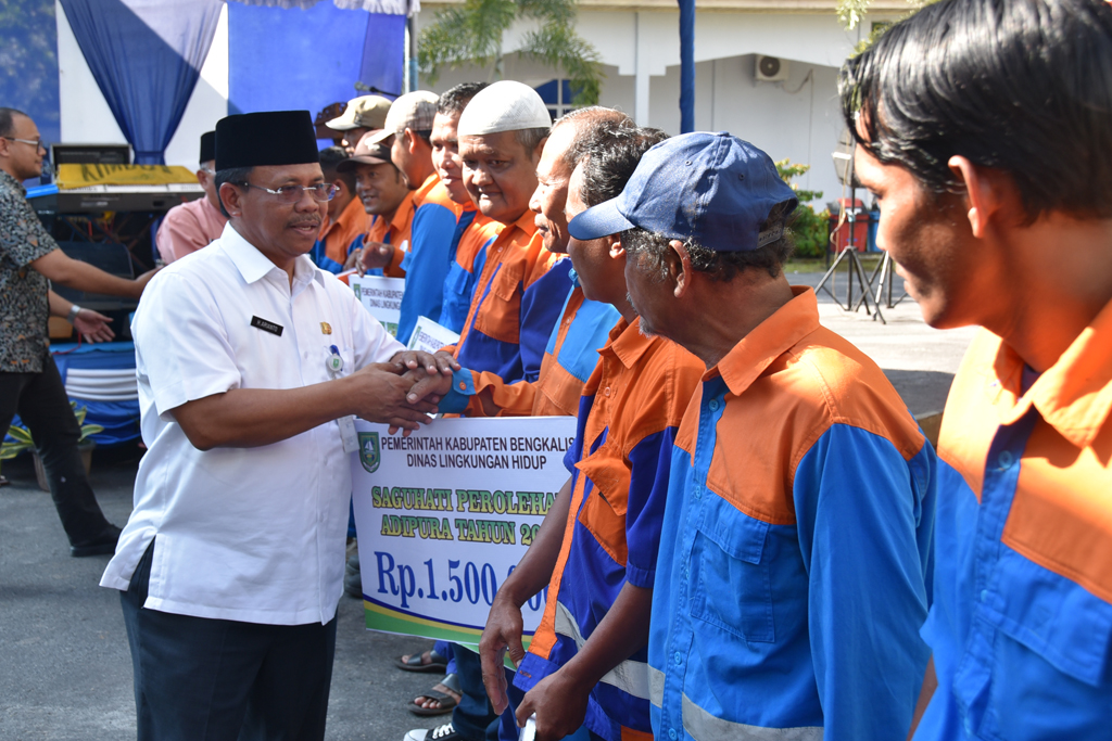 Bupati Amril: Berikan Bonus Kepada Tenaga Harian Lepas DLH-K Bengkalis