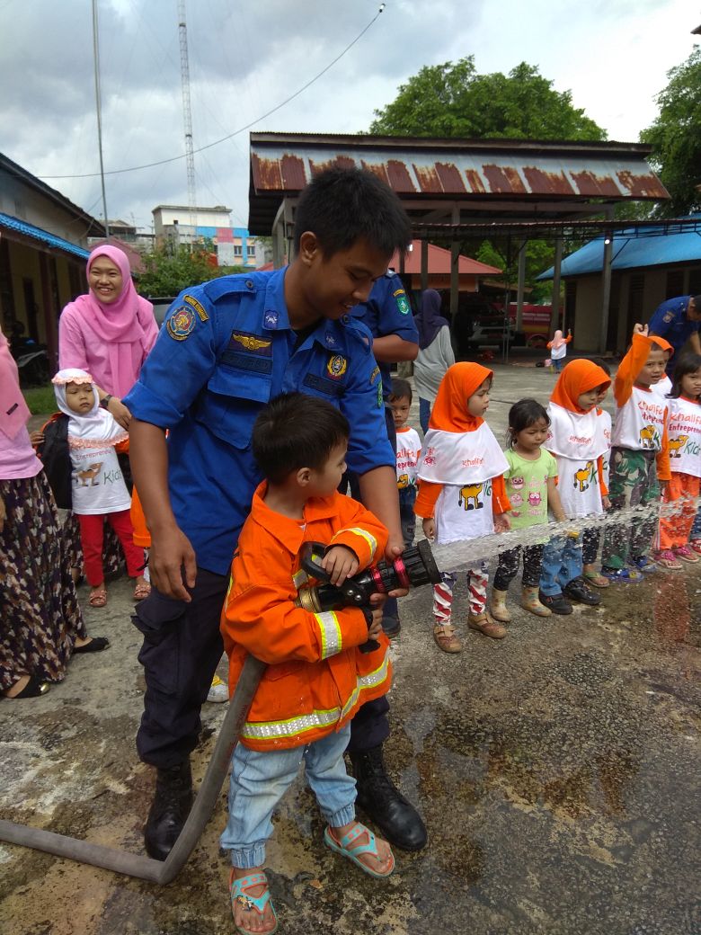 Belasan Pasukan Damkar Cilik Beraksi