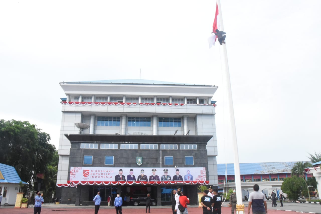 Hangtuah Panjat Tiang, Selamatkan Upacara Penurunan Bendera