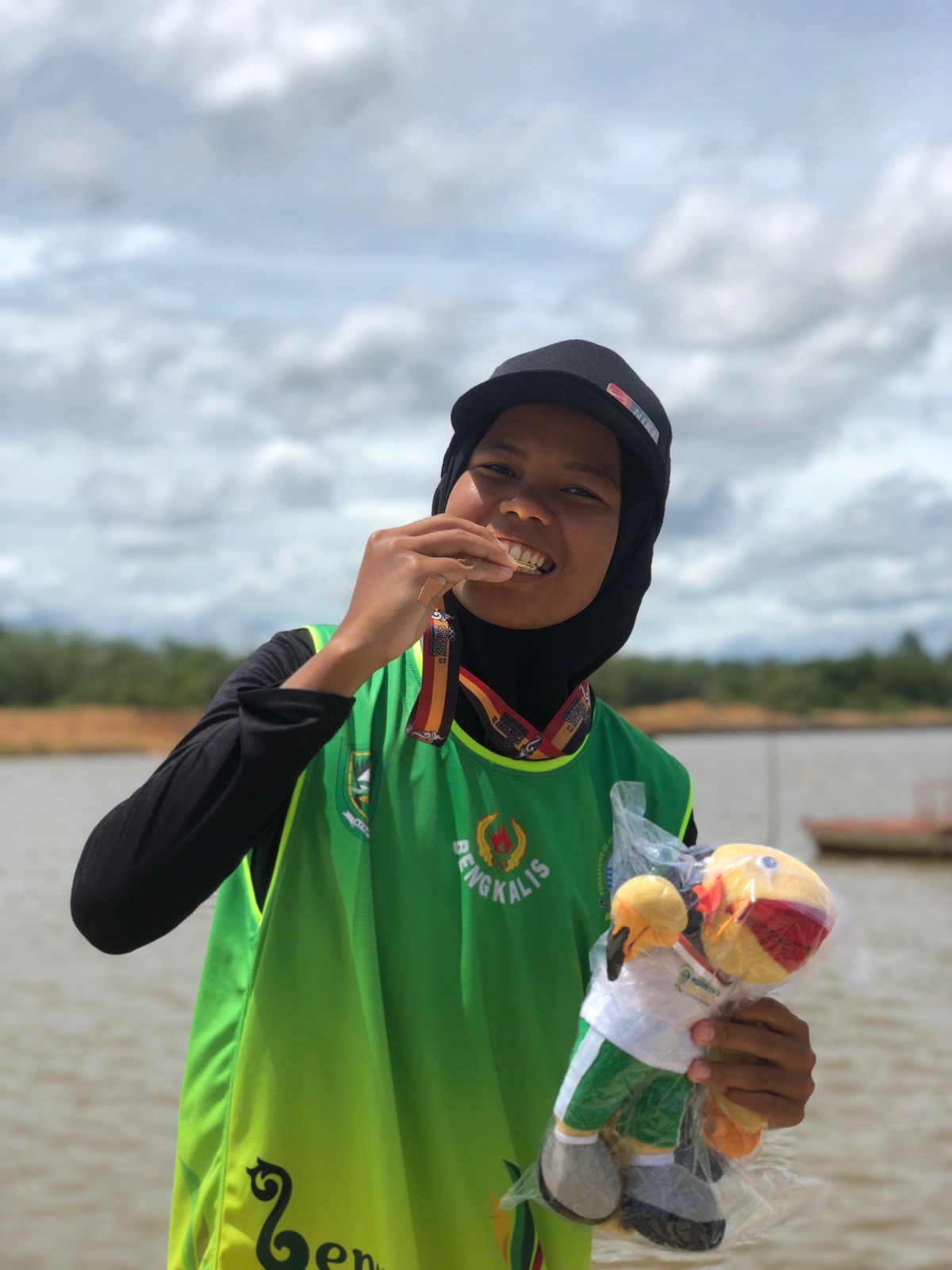 Asmira Mahasiswa STIE Syariah Bengkalis Berhasil Meraih Juara 1 dalam Kejuaraan Lomba Dayung Porprov di Kuansing