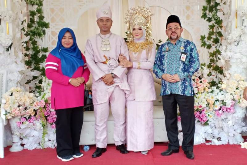 Sekda H Bustami HY dan Istri Hj Akna Juita Hadiri Resepsi Pernikahan M Gunawan dan Adinda Tria S