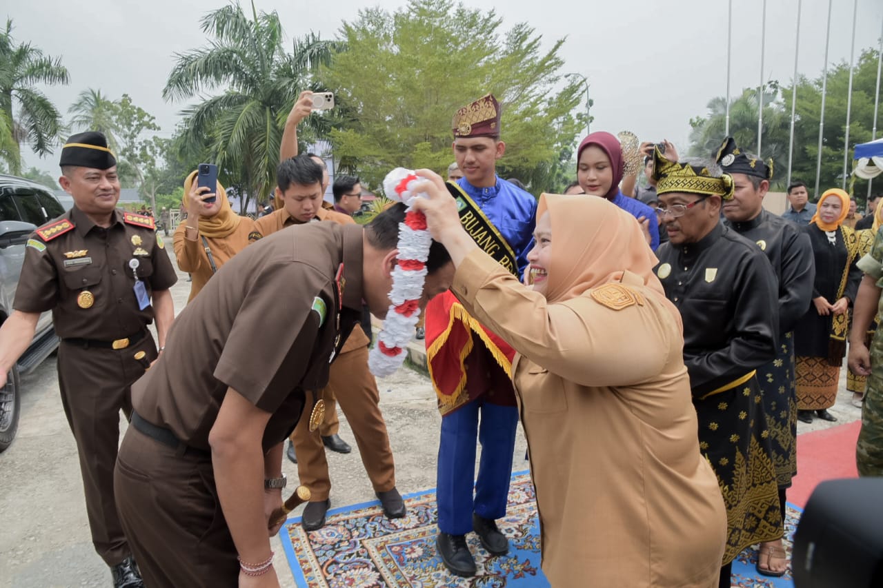 Kalungkan Bunga dan Tanjak, Bupati Kasmarni Sambut Kajati Riau di Negeri Junjungan