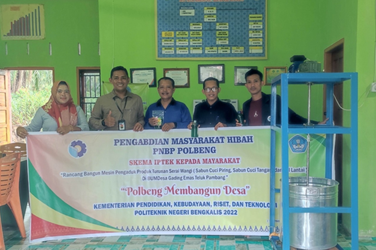 Dosen Teknik Mesin Polbeng Hibahkan Mesin Pengaduk Sabun Ke Bumdesa Gading Emas Teluk Pambang