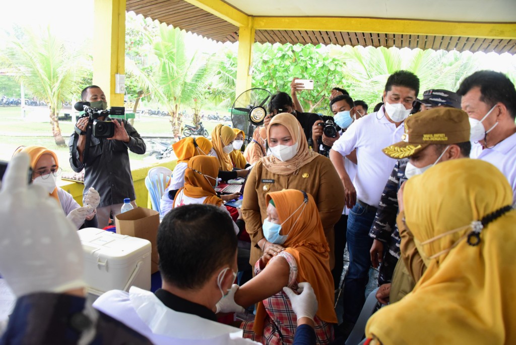 Bupati Kasmarni, Apresiasi Lanal Dumai Atas Pelaksanaan Serbuan Vaksinasi 