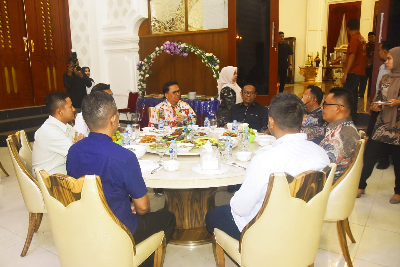 Kunjungi Negeri Junjungan, Pjs Bupati Bengkalis Jamu Pj Gubernur Riau dan Rombongan Makan Malam Bersama