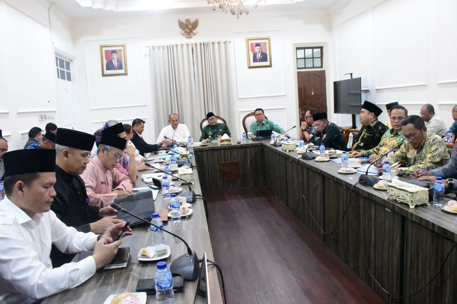 PJs Bupati Bengkalis Rapat Bersama Pj Gubri Bahas Rencana Pembangunan Jembatan Bengkalis-Bukit Batu