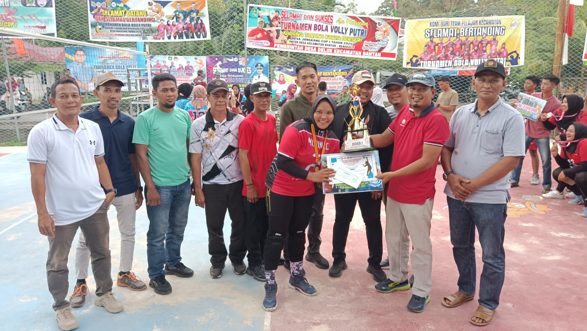 Kadis Pariwisata Tutup Turnamen Bola Voli Putri Karang Taruna Karya Berseri Desa Jangkang Cup I Tahun 2024