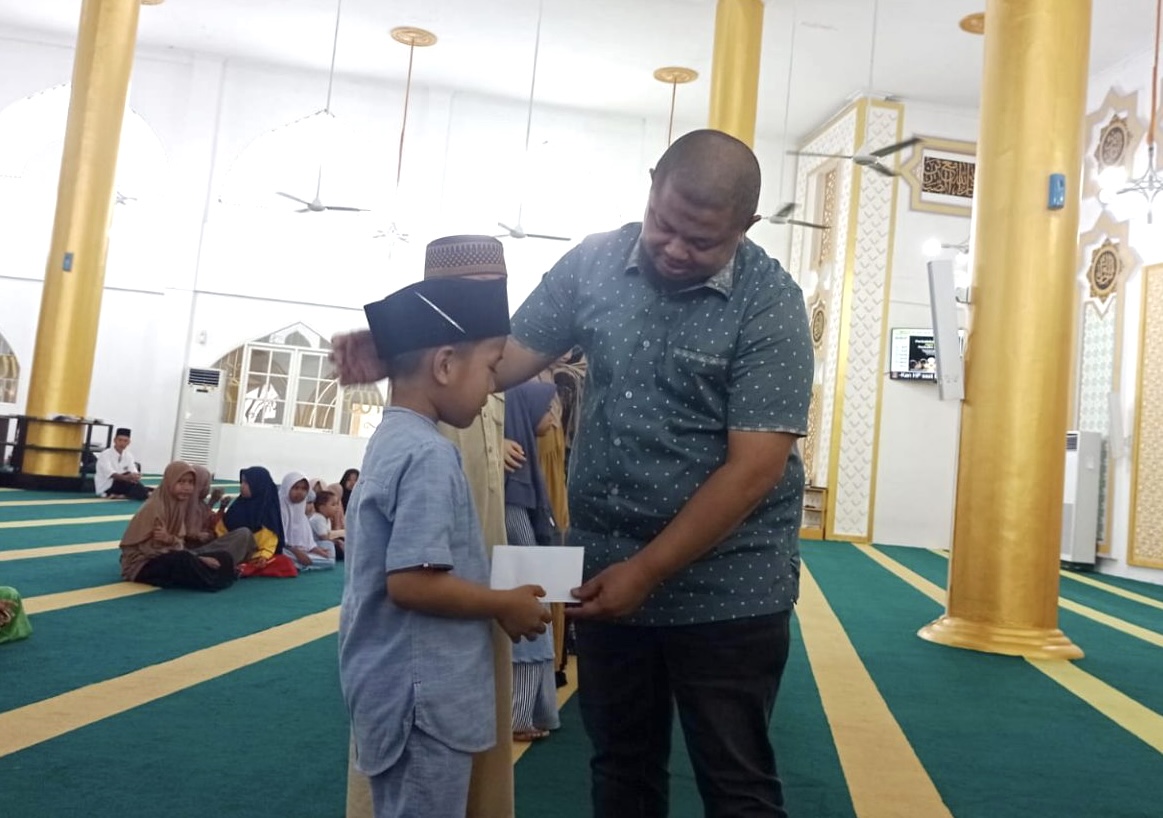 Ratusan Anak Yatim Terima Santunan Pengurus Masjid Besar Arafah Duri