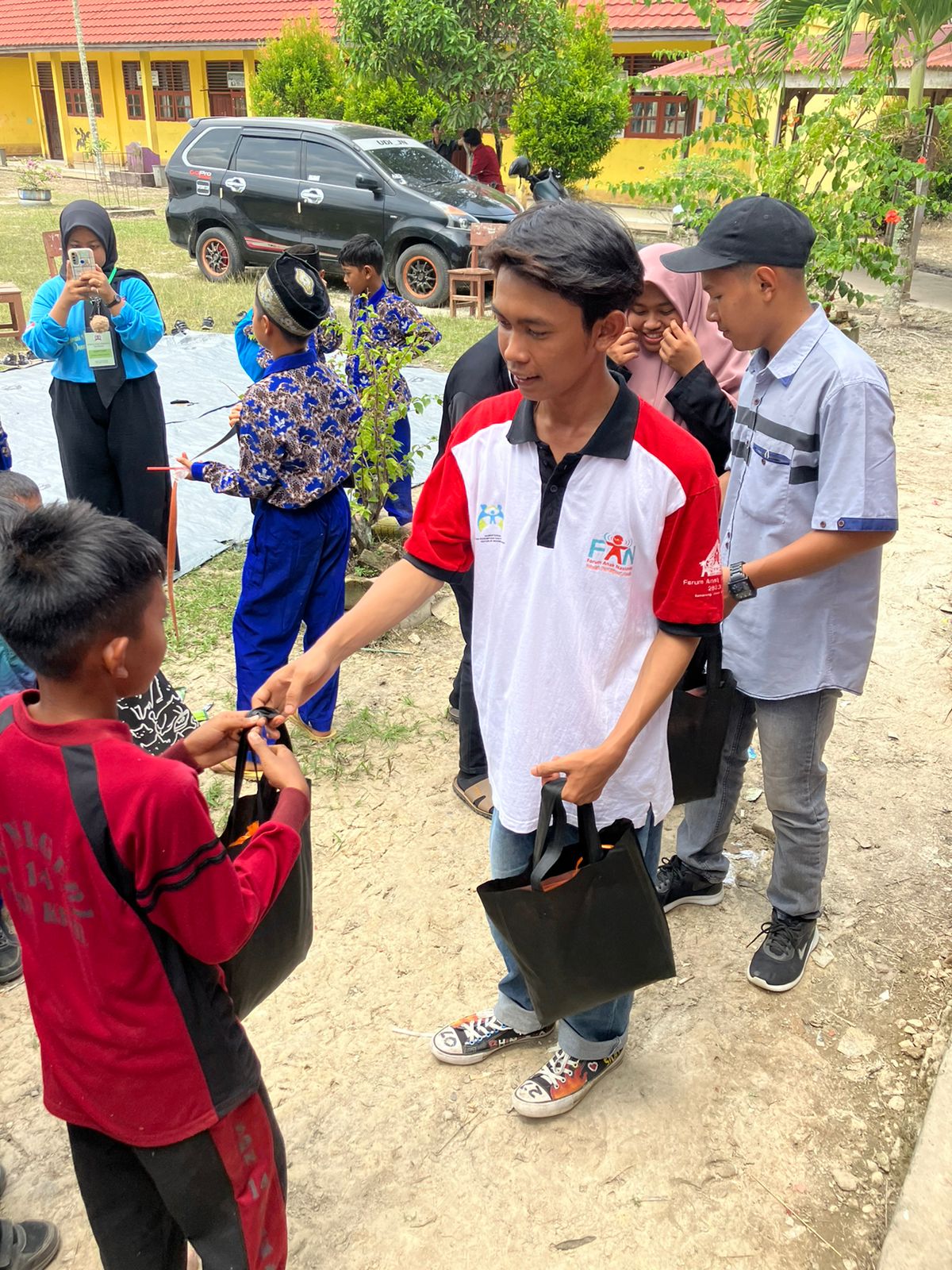 Forum Anak Kabupaten Bengkalis Salurkan Bantuan Pasca Banjir.